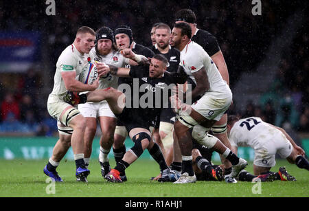 Der Engländer Sam Underhill Rennen klar versuchen die dann ist für eine Abseits entschied nach einer TMO (Fernsehen match Offiziellen) Entscheidung während der Quilter Länderspiel in Twickenham Stadium, London Score zu Stockfoto