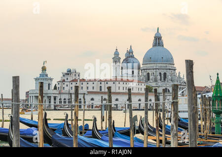 Basilika Santa Maria della Salute gesehen zu zerreißen Gondeln vom St. Markusplatz, Venedig, Italien geparkt. Stockfoto