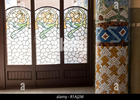 Bunte Blumen Design am Fenster Glas der Palau De La Musica, Barcelona, Spanien Stockfoto