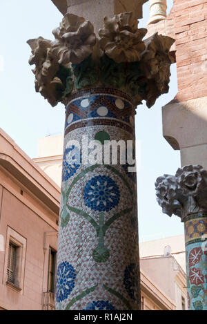 Bunt verzierten Säulen auf dem Balkon des Palau De La Musica, Barcelona, Spanien Stockfoto