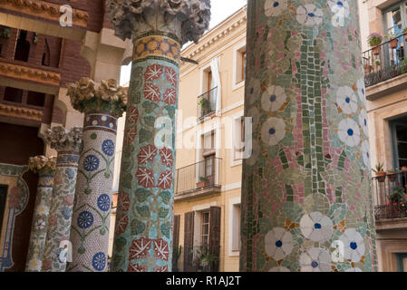 Bunt verzierten Säulen auf dem Balkon des Palau De La Musica, Barcelona, Spanien Stockfoto