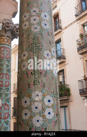 Bunt verzierten Säulen auf dem Balkon des Palau De La Musica, Barcelona, Spanien Stockfoto