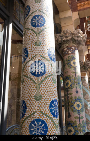 Bunt verzierten Säulen auf dem Balkon des Palau De La Musica, Barcelona, Spanien Stockfoto