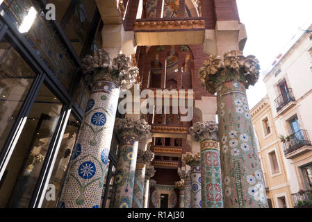 Bunt verzierten Säulen auf dem Balkon des Palau De La Musica, Barcelona, Spanien Stockfoto