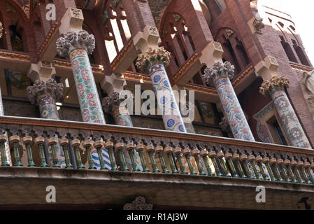 Bunt verzierten Säulen auf dem Balkon des Palau De La Musica, Barcelona, Spanien Stockfoto