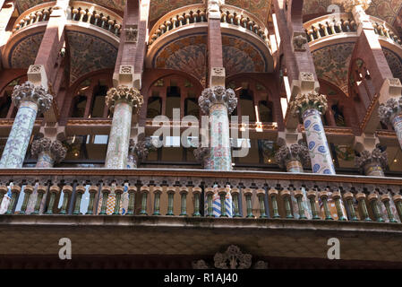 Bunt verzierten Säulen auf dem Balkon des Palau De La Musica, Barcelona, Spanien Stockfoto