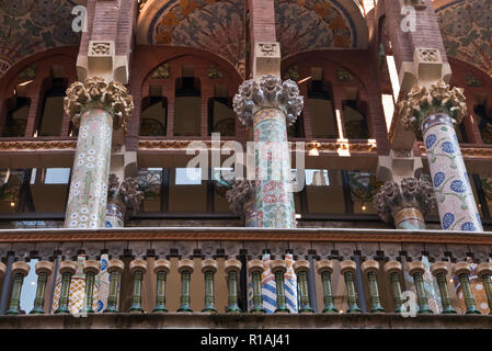 Bunt verzierten Säulen auf dem Balkon des Palau De La Musica, Barcelona, Spanien Stockfoto