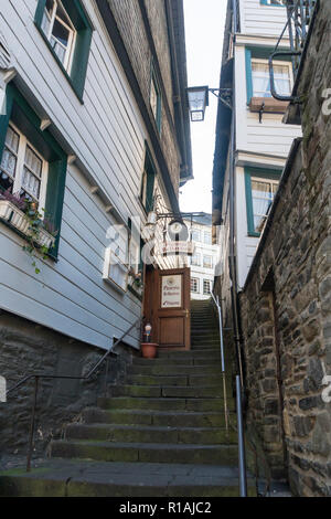 Malerischen Gebäuden und engen steilen trat Gasse in der Altstadt von Monschau, Aachen, Deutschland Stockfoto