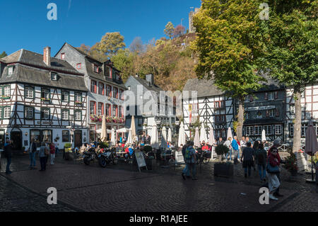 Malerischen Holzhäusern auf dem Marktplatz im historischen Zentrum von Monschau, Aachen, Deutschland gerahmt Stockfoto