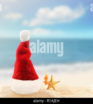 Santa Claus Hut auf dem weißen Sand von tropischen Strand. Weihnachten oder Silvester Urlaub Konzept. Stockfoto