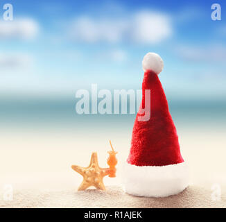 Santa Claus Hut auf dem weißen Sand von tropischen Strand. Weihnachten oder Silvester Urlaub Konzept. Stockfoto