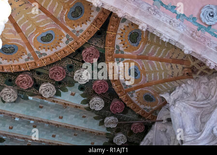 Rosen Dekorationen an der Decke der Palau De La Musica, Barcelona, Spanien Stockfoto