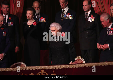 Königin Elizabeth II. mit der Prinzessin, Prinz Michael von Kent, Earl of Wessex und Prinz von Wales, nimmt ihren Sitz für den jährlichen Royal British Legion Festival der Erinnerung in der Royal Albert Hall in London, die feiert und ehrt alle diejenigen, die ihr Leben in Konflikten verloren haben. Stockfoto