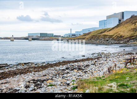 Großen Alten kalkofen am Ufer mit Kernkraftwerk im Hintergrund, Torness, East Lothian, Schottland, Großbritannien Stockfoto