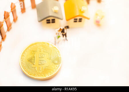 Golden Bitcoin cryptocurrency token Münze glücklich finanzielle Freiheit leben zu Miniatur paar Leuten bringen. Investition Erfolg führt zu Reichtum, Glück, Stockfoto