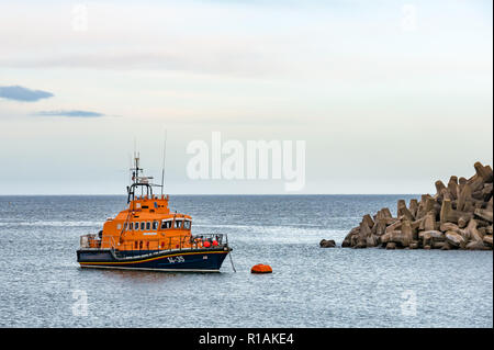 RNLI lifeboat Sir John Neville vertäut am Kernkraftwerk Torneß und dolos konkrete Meer Barriere, East Lothian, Schottland, Großbritannien Stockfoto