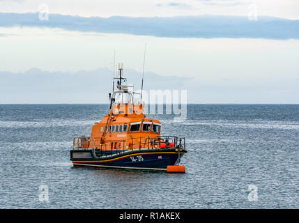 RNLI lifeboat Sir John Neville, günstig in der Bucht am Kernkraftwerk Torneß, East Lothian, Schottland, Großbritannien Stockfoto