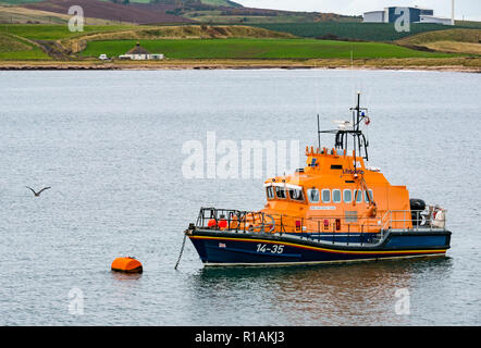 RNLI lifeboat Sir John Neville, günstig in der Bucht am Kernkraftwerk Torneß, East Lothian, Schottland, Großbritannien Stockfoto