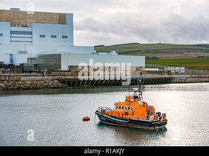 RNLI lifeboat Sir John Neville, günstig in der Bucht am Kernkraftwerk Torneß, East Lothian, Schottland, Großbritannien Stockfoto