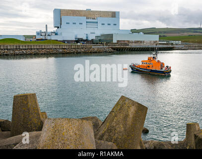 RNLI lifeboat Sir John Neville vertäut am Kernkraftwerk Torneß und dolos konkrete Meer Barriere, East Lothian, Schottland, Großbritannien Stockfoto