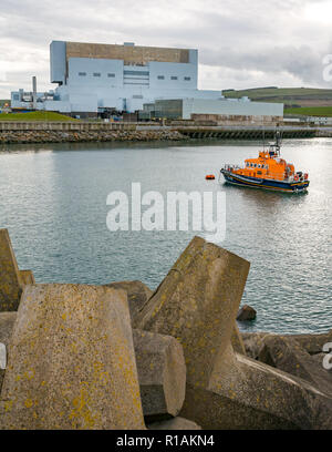 RNLI lifeboat Sir John Neville vertäut am Kernkraftwerk Torneß und dolos konkrete Meer Barriere, East Lothian, Schottland, Großbritannien Stockfoto