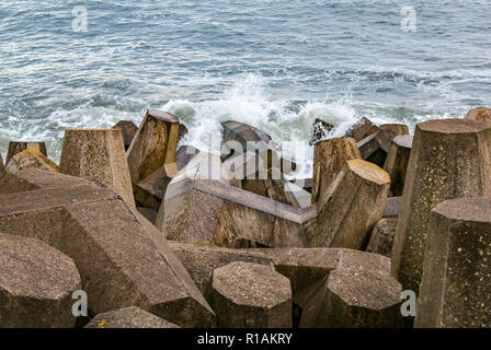 Wellen auf konkrete dolos Meer Schutzbarriere, Kernkraftwerk Torneß, East Lothian, Schottland, Großbritannien Stockfoto