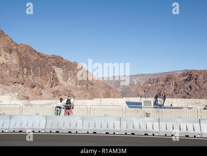Die Leute, die auf der Suche über den Hoover Dam auf dem Lake Mead Stockfoto