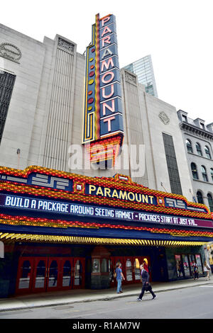 Paramount Theater mit seinen bunten Signage auf der Washington Street in Boston, Massachusetts, USA Stockfoto