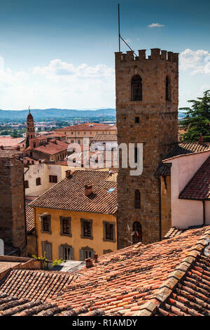 Blick über die Dächer in Richtung teracotta Hügel des Chianti, Arezzo, Toskana, Italien Stockfoto