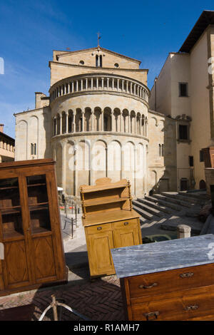 Antique Fair vor der Kirche von Santa Maria della Pieve, Arezzo, Toskana, Italien Stockfoto