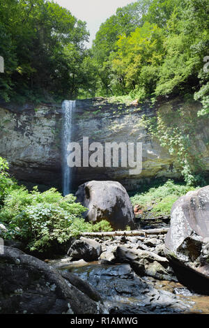 Hemlock Falls ist eine von vielen schönen natürlichen Sehenswürdigkeiten in Cloudland Canyon State Park im Nordosten von Georgia, USA, in der Nähe von Chattanooga. Stockfoto