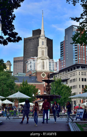 Boston Common mit Brauerei, Brunnen und imposant, historischen 1809 Park Street Kirche im Hintergrund Stockfoto