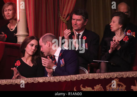 Der Herzog und die Herzogin von Cambridge, die Princess Royal und Vice Admiral Sir Tim Laurence, während der jährlichen Royal British Legion Festival der Erinnerung in der Royal Albert Hall in London, die feiert und ehrt alle diejenigen, die ihr Leben in Konflikten verloren haben. Stockfoto