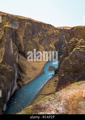 Fluss durch die wunderschöne Schlucht Fjaðrárgljúfur im südlichen Island läuft Stockfoto