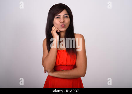 Studio shot der jungen Persischen Frau verziehenden Lippen und bereit zu k Stockfoto