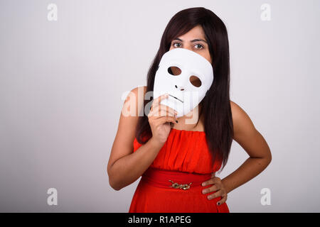 Studio shot der jungen Persischen Frau mit Gesicht mit weißen Maske Stockfoto