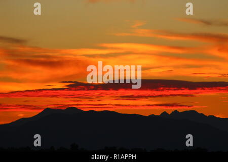 Sonnenuntergang über Rocky Mountains von Denver aufgenommen Stockfoto