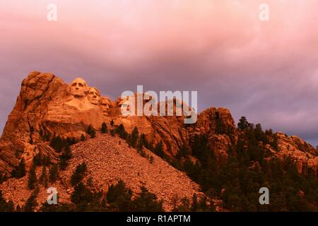 Mount Rushmore in South Dakota Black Hills National Forest. Summertime mit das warme Glühen des frühen Abend Sonne auf den Gesichtern der Präsident Stockfoto