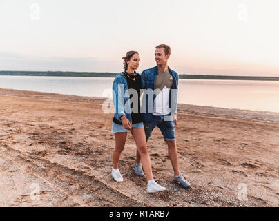 Oung Paar am Strand zusammen gehen Stockfoto