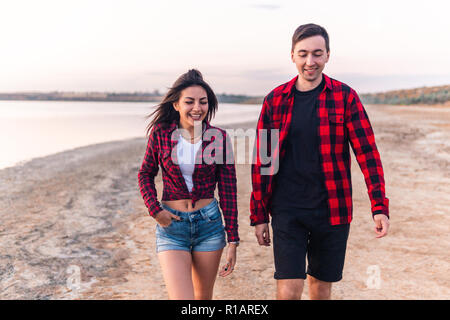 Oung Paar am Strand zusammen gehen Stockfoto