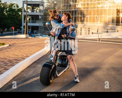 Reizende junge Paar-dating mit Elektrofahrrad. Stockfoto