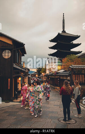 Kyoto Japan - November 9,2018: japanerin Kimono tragen alte Tradition Kleidung wandern in Yasaka Schrein Street, yasaka/-Pagode ist eine der wichtigsten Stockfoto