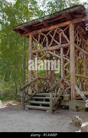 Originelle und kreative Holzbrücke mit interlaced Baumstämmen gemacht Stockfoto