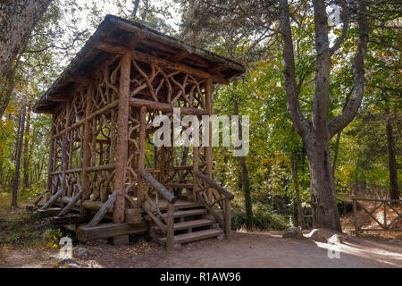 Originelle und kreative Holzbrücke mit interlaced Baumstämmen gemacht Stockfoto