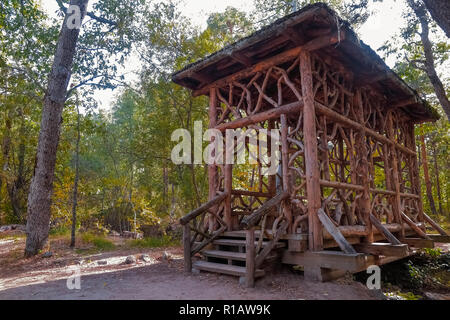 Originelle und kreative Holzbrücke mit interlaced Baumstämmen gemacht Stockfoto