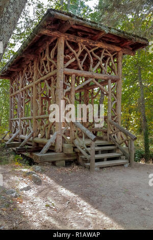 Originelle und kreative Holzbrücke mit interlaced Baumstämmen gemacht Stockfoto