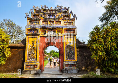 Ein Gateway auf dem Gelände des Imperial Palace - Hue, Vietnam Stockfoto