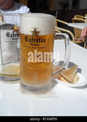 Ein kaltes Bier Estrella Damm Pilsner Bier in einer Tapas Bar in Fuengirola, Costa del Sol, Spanien. Stockfoto