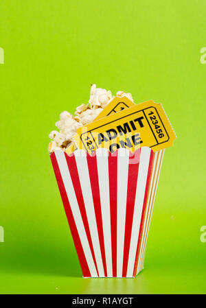 Portion Popcorn isoliert Stockfoto