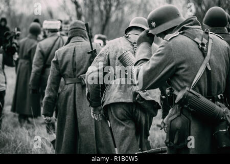 Deutsche Soldaten in Gefangenschaft gehen in der Linie für sowjetische Soldaten Stockfoto